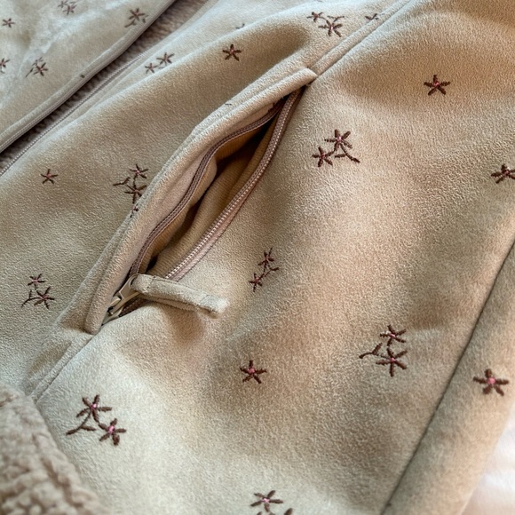 Fleece Vest with a Suede-like Feel - Picture 8 of 9